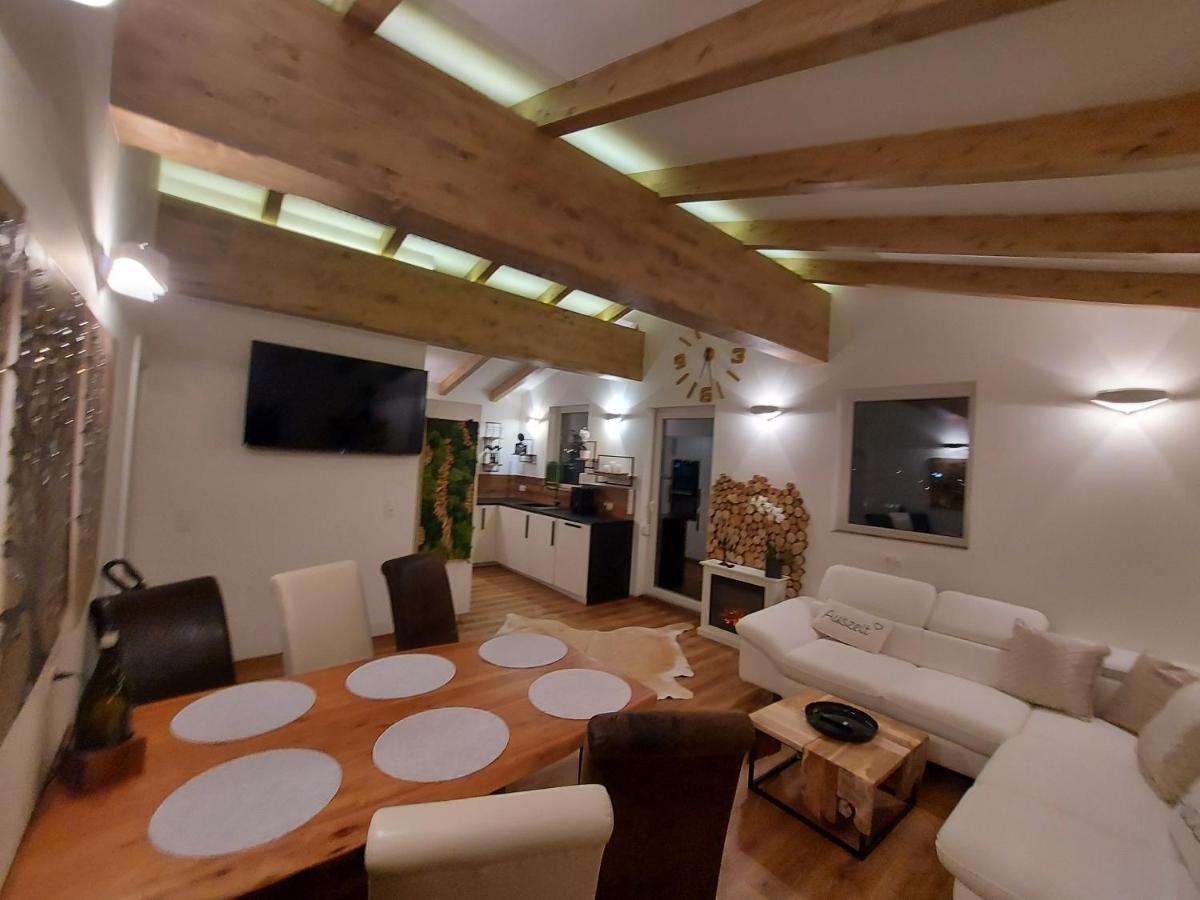 Appartement Auszeit Steiraland Penthouse 9 Mit Grossen Balkon Und Parkplatz à Leoben  Extérieur photo
